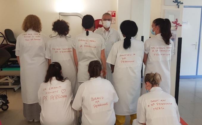Suite au propos du Pr Perronne, une asso de victime du #Covid porte plainte contre Véran
